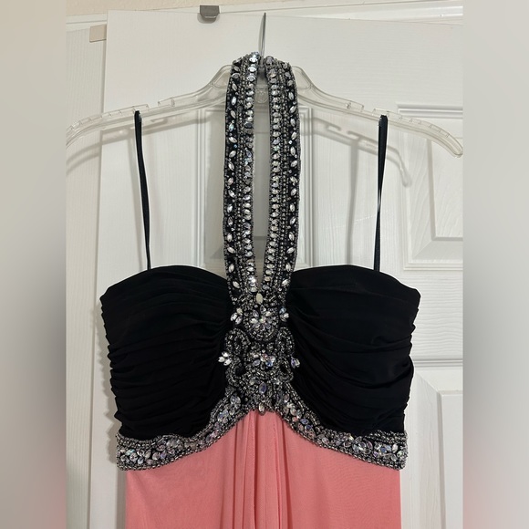 Formal long coral dress 🍑 with jewels detailing . Halter top 👗 - Picture 8 of 8